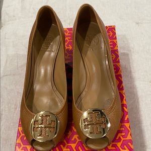 Tory Burch tan Sally Wedges
